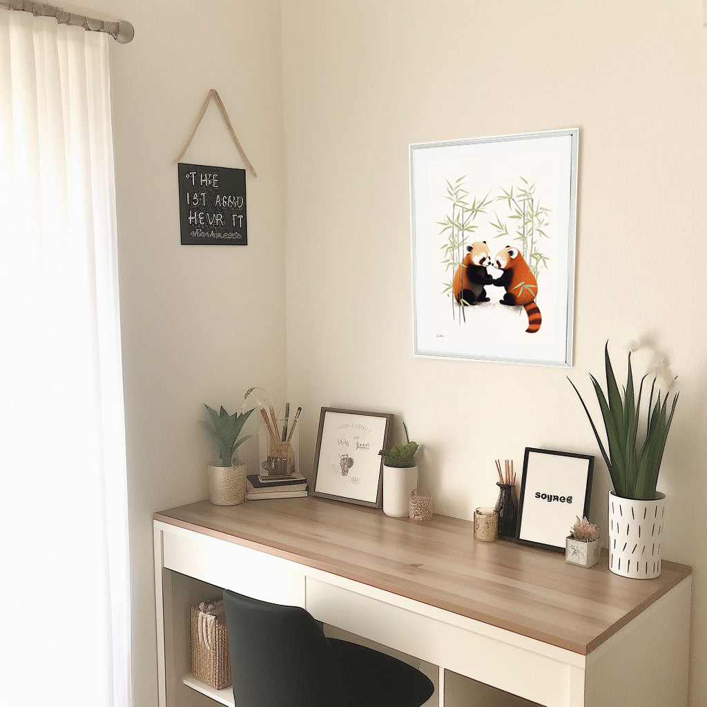 チャーミングなレッサーパンダのアートポスター机配置イメージ