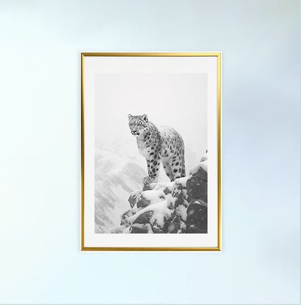 エルーシブ・スノーレオパードのアートポスター金フレームあり