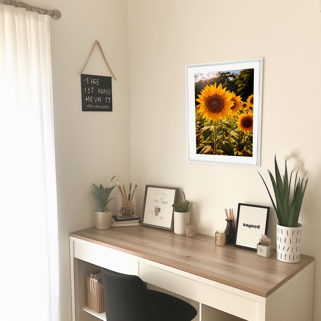 放射状に広がるひまわりのアートポスター机配置イメージ