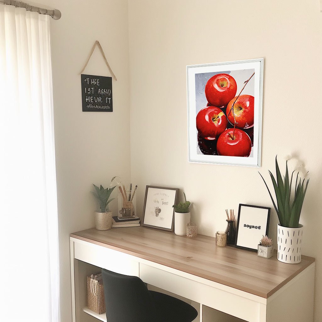 りんごのアートポスター:apple_e834 / キッチン_フルーツと野菜_のポスター画像机に設置したイメージ
